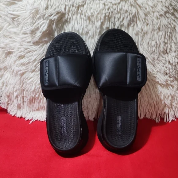 Skechers Women's, Max Cushioning - Exclusive Sandal - Picture 2 of 11